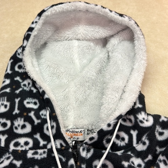 Happy Halloween Poof Skull & Crossbones Zippered Hooded Loungewear PJ Onsie Med - Picture 8 of 12